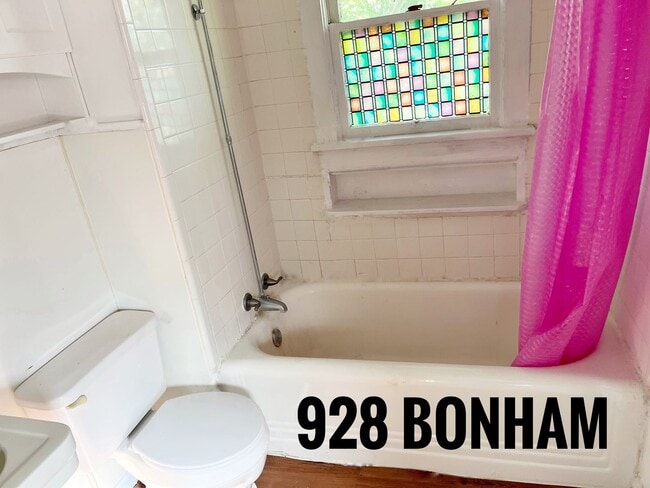 Foto del edificio - 928 S Bonham above garage apartment 1/2 of...