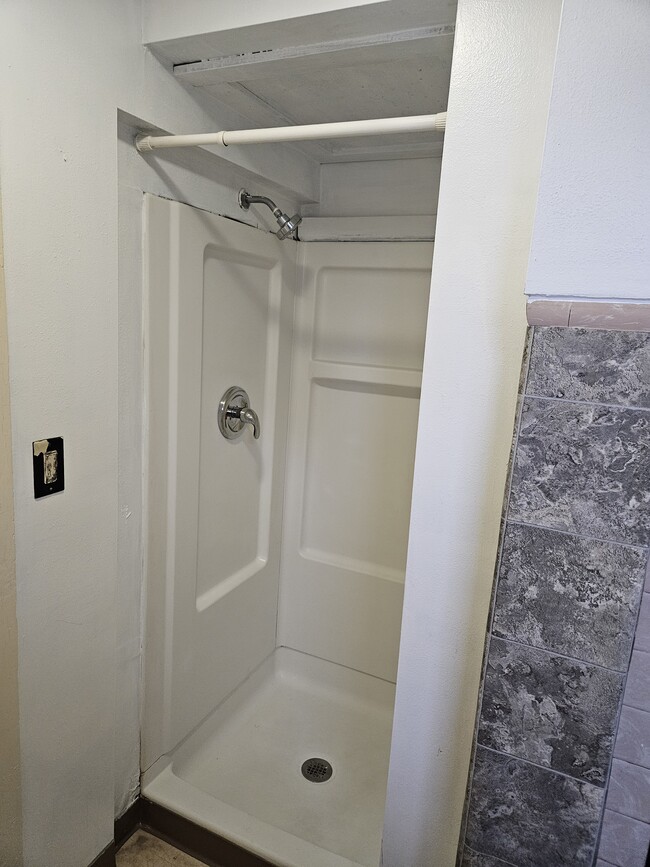 Building Photo - 1519 Avon St