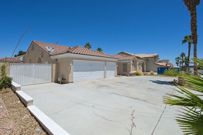 Foto del edificio - SE!! 4 Bedrooms!! Single Story!! NO HOA!! 3 Car Garage!!! Pool!!! Spa!!! RV Parking!!! Low mainte...