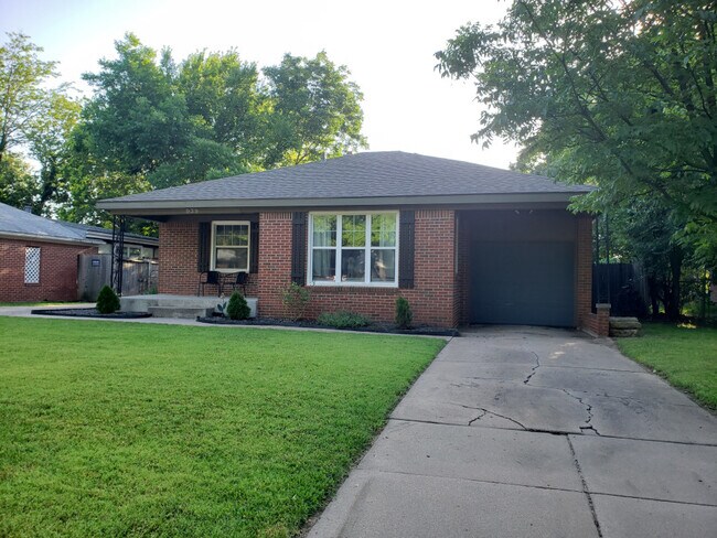 Building Photo - 939 N Crestway St