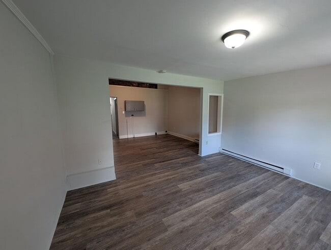 Building Photo - Large 2 Bed 1 Bath Townhome