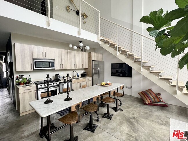 Building Photo - 4111 W Sunset Blvd