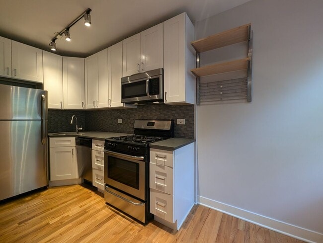 Foto del edificio - 2420 N Kedzie Blvd