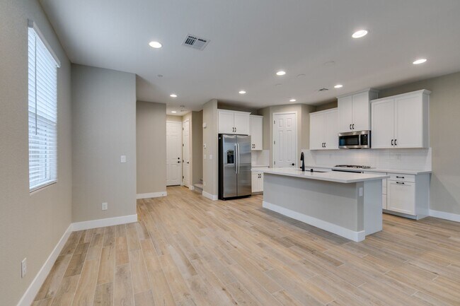 Building Photo - 3 Bedroom + Loft townhome in Cadence- AVAILABLE 5/15/26
