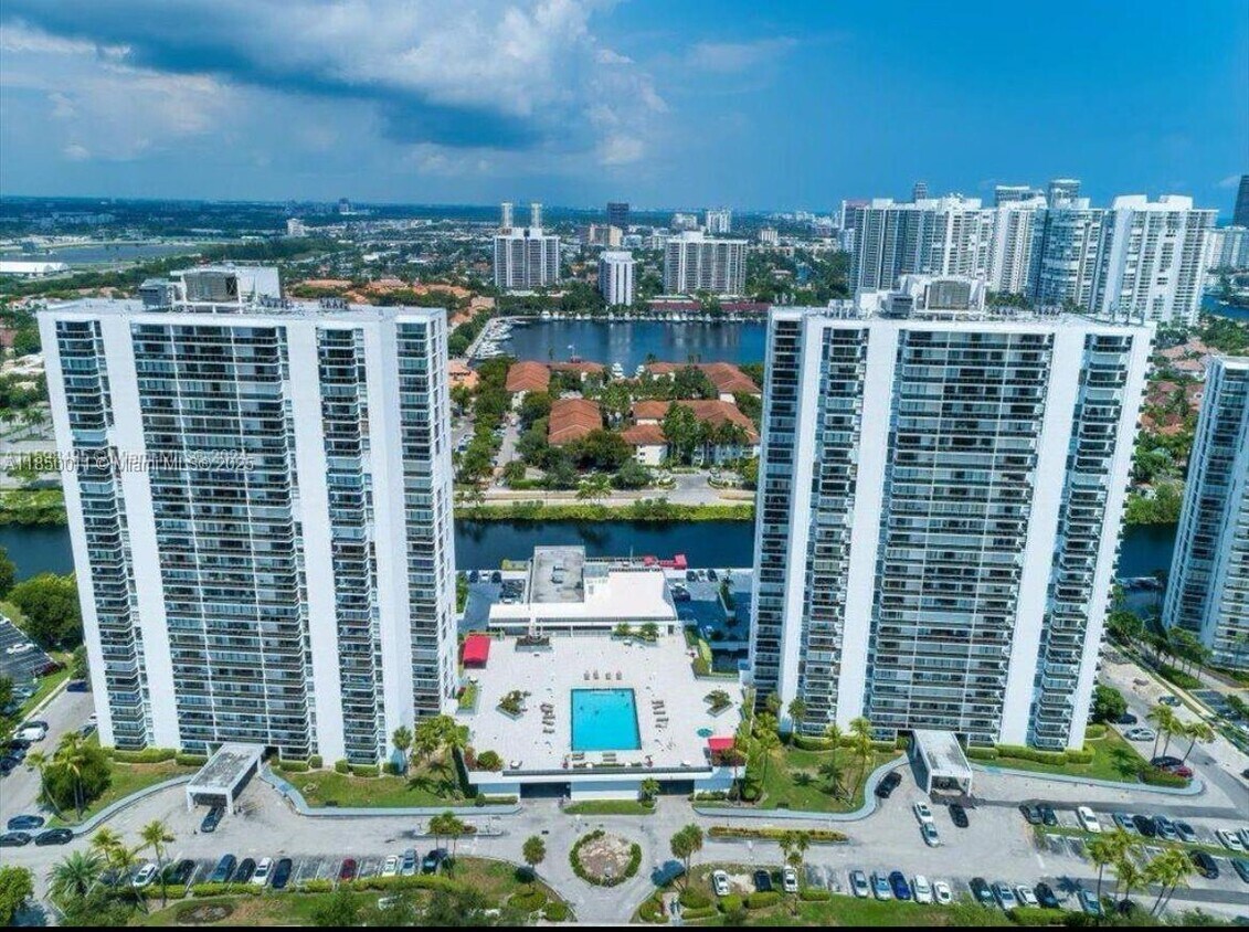 Foto principal - 3675 N Country Club Dr