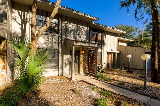 Building Photo - 5 Oakwood Park