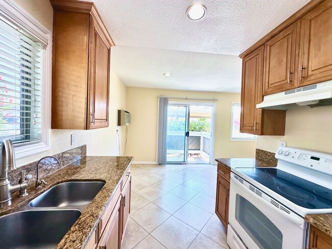 Building Photo - FOR RENT - Mira Mesa San Diego 2Br/1Ba 698...
