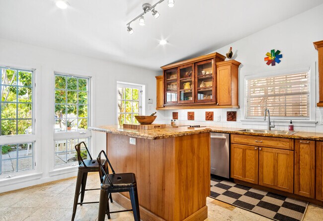 Building Photo - 160 Marine Way