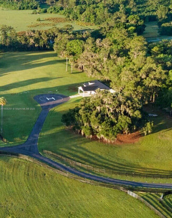 Foto del edificio - 20925 NW 100th Avenue Rd