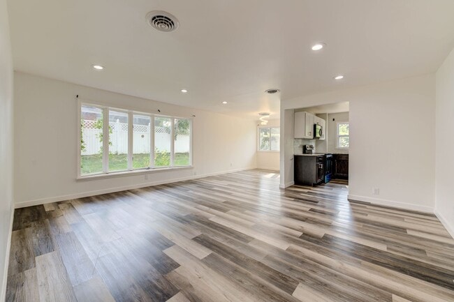 Building Photo - 695 Hargrove Ln