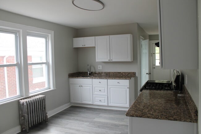 Building Photo - 67 Edgar St