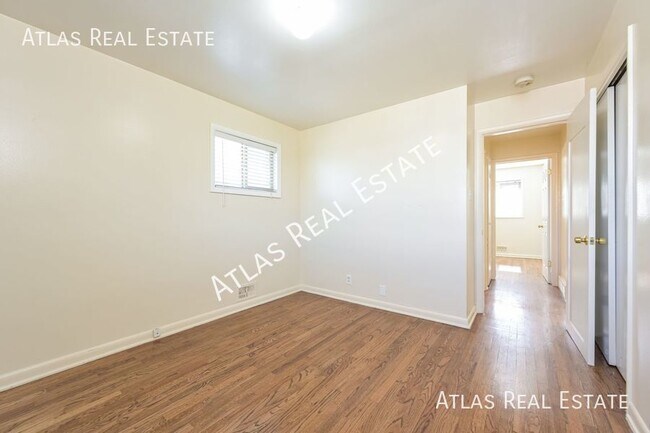 Building Photo - Beautiful 1 Bed Home near DU with Wood Flo...