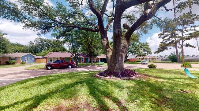 Foto del edificio - 3011 Larknolls Ln