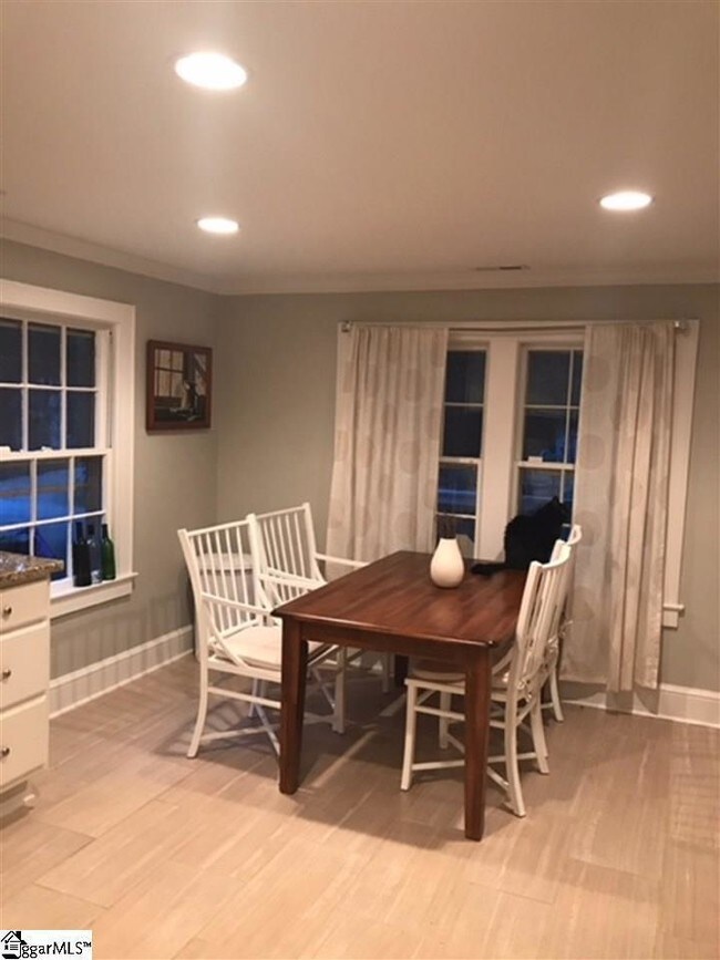 Foto del edificio - 102 Lowndes Ave