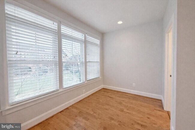 Foto del edificio - 44707 Plympton Square