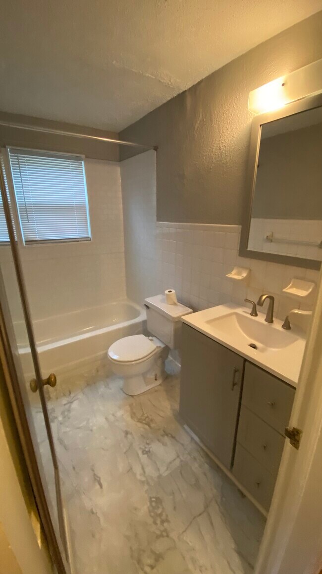 Foto del edificio - 2420 Brandon Ave SW