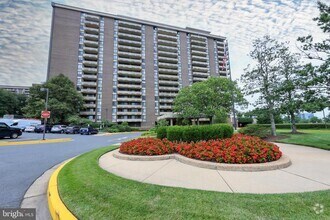 Building Photo - 1800 Old Meadow Rd