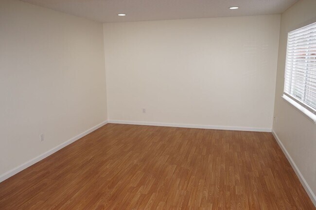 Foto del edificio - 547 Tawny Dr