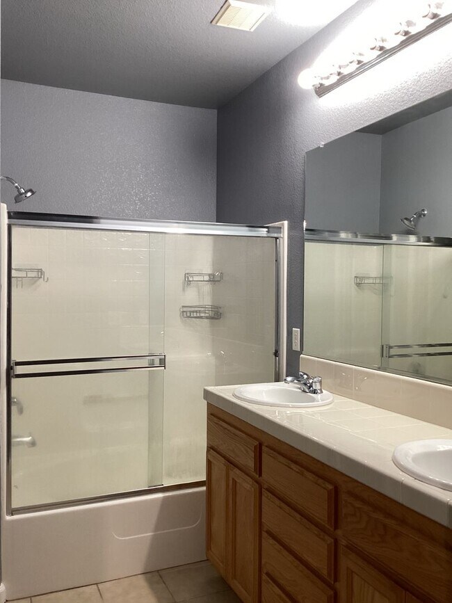 Foto del edificio - 3 bedroom 2 bath 1612 sq ft home located in Yuba City