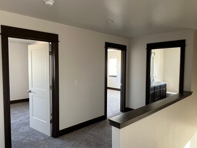 Building Photo - 3 Bed 2.5 Bath with double attached garage in Belgrade