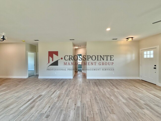 Building Photo - Stunning 3 bedroom 2 bathroom Home!