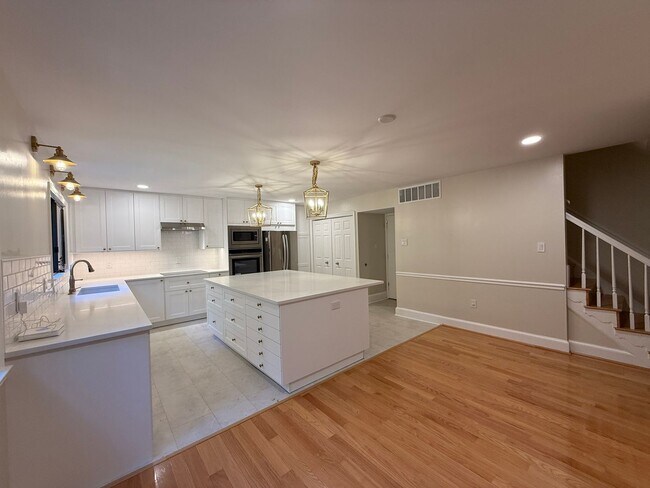 Building Photo - Lakeridge Gem