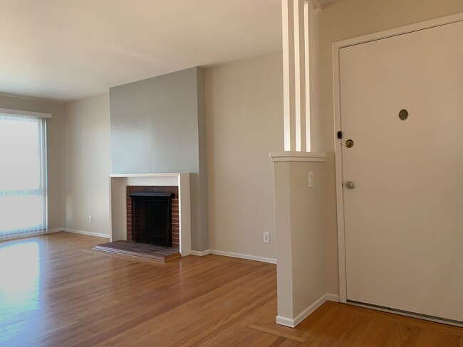 Building Photo - Newly Refinished 2 Bed, 1 Bath + Bonus Roo...