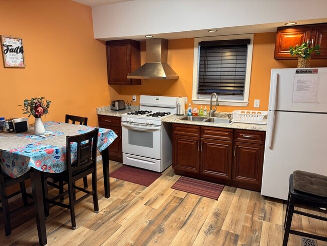 Building Photo - 923 Davis St