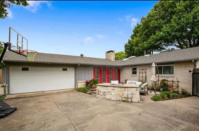 Building Photo - 1329 Cypress Dr