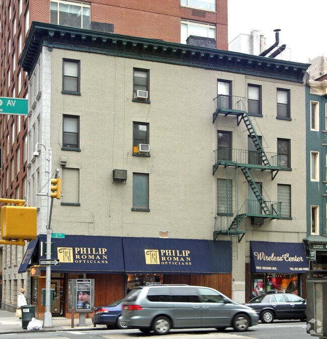 Building Photo - 300 E 72nd St