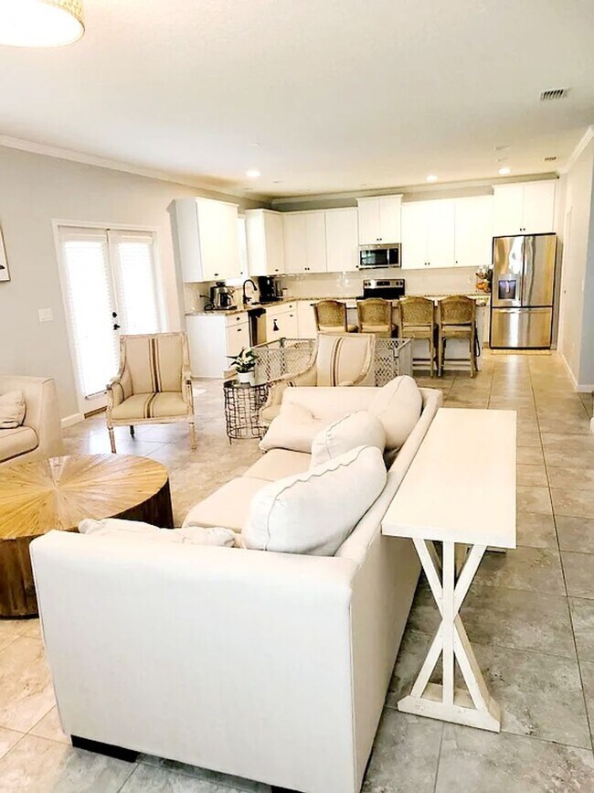 Foto del edificio - Spacious 4-Bedroom Home in Amelia Walk wit...