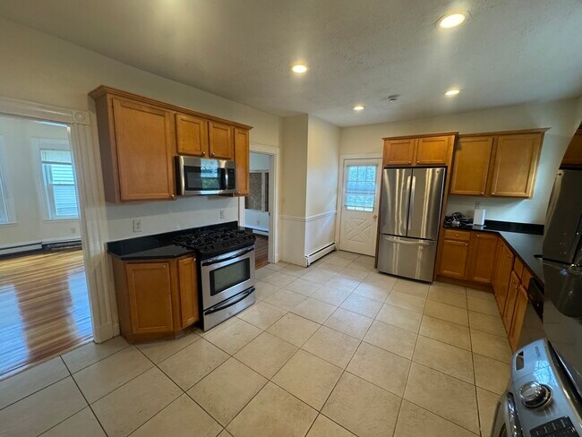 Foto del edificio - 64 Fisher Ave