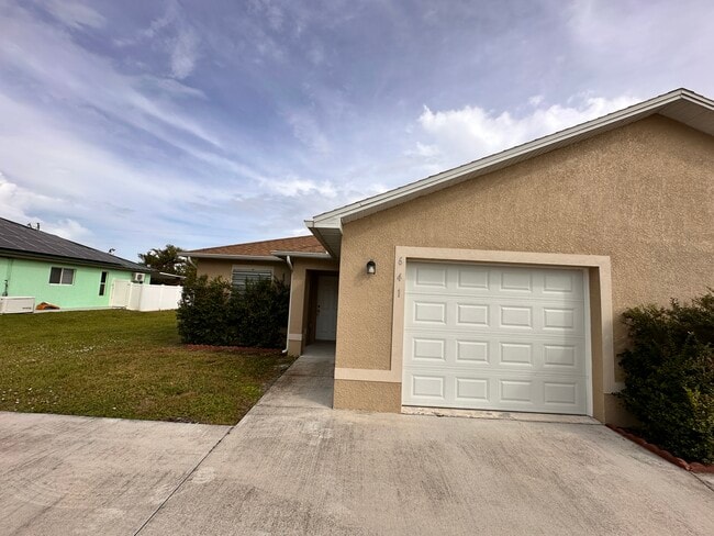 Foto del edificio - 641 SE 12th Ct