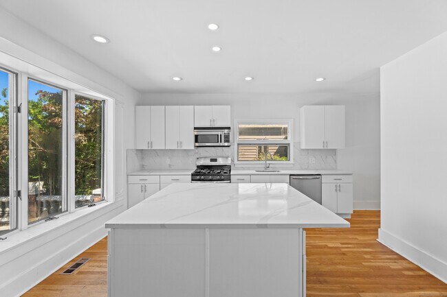 Foto del edificio - 738 Townsend Ave