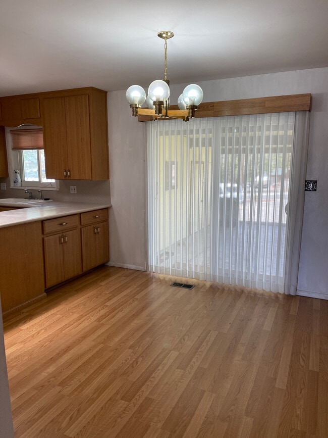 Building Photo - 642 Lakeshore Dr