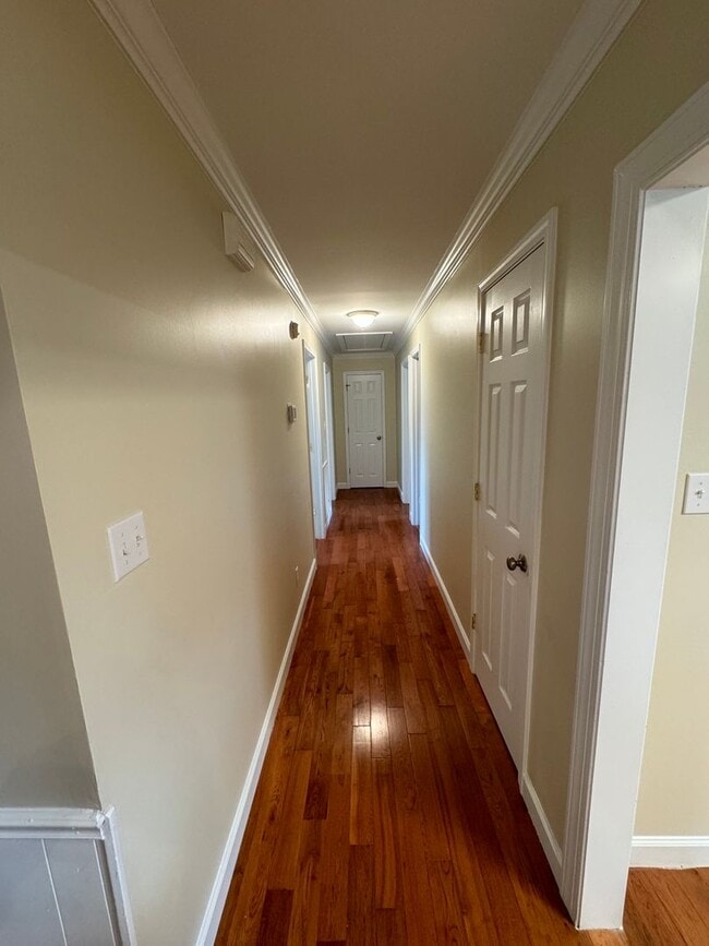 Building Photo - Brick Ranch Home off Eden Terrace