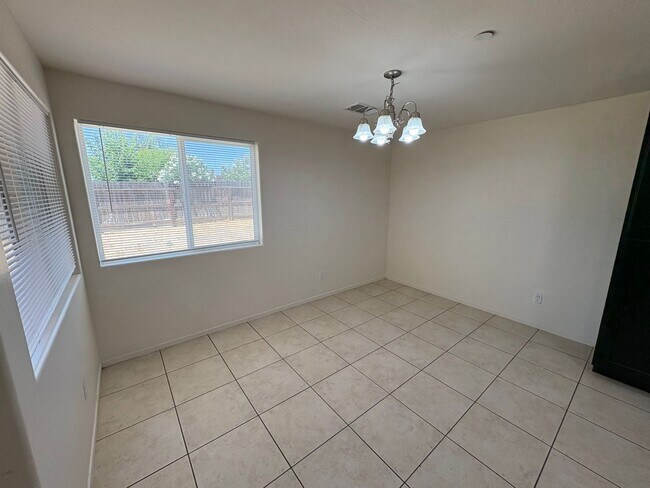Building Photo - North East Visalia Home Available now!