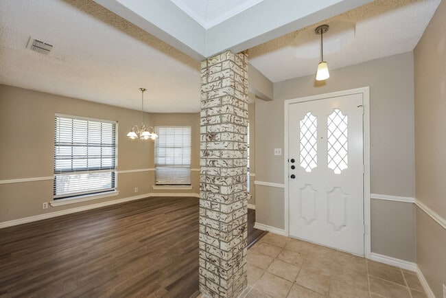 Building Photo - Expansive 3-Bedroom Home in Waxahachie, TX