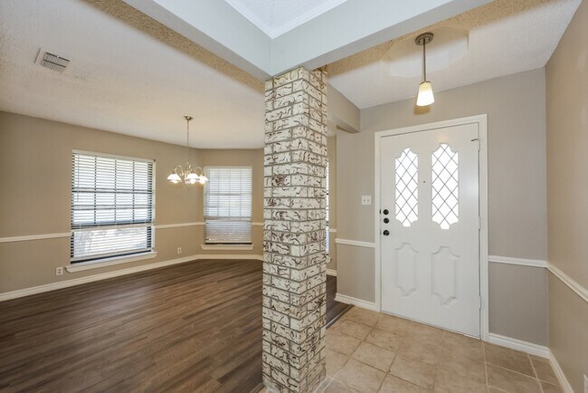 Foto del edificio - Expansive 3-Bedroom Home in Waxahachie, TX