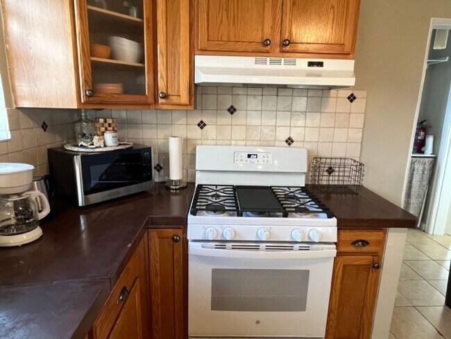 Foto del edificio - 2 Bedroom Brick Bungalow in Denver