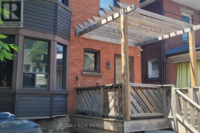 Building Photo - 166-166 Spadina Rd