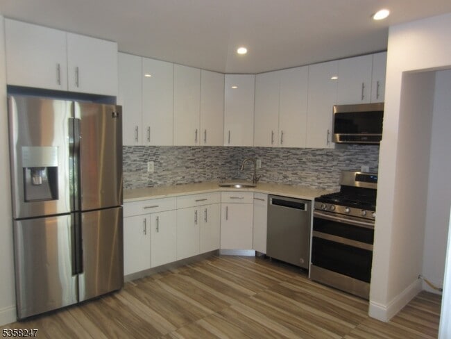 Building Photo - 423 Leonhardt Dr
