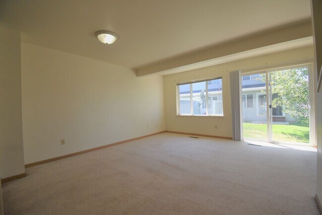 Building Photo - 3Bed 1.5Ba Townhouse with GARAGE! Great Location!