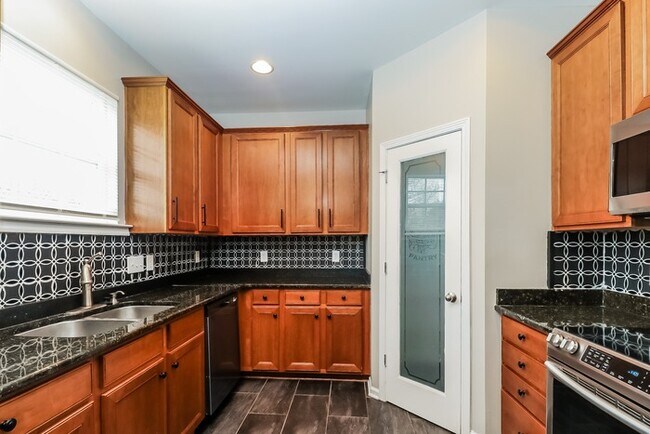 Foto del edificio - Modern 4 Bedroom in Charlotte