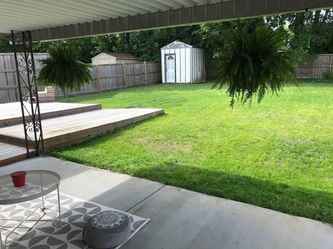 Patio trasero con patio cercado - 1131 Kenwood Dr