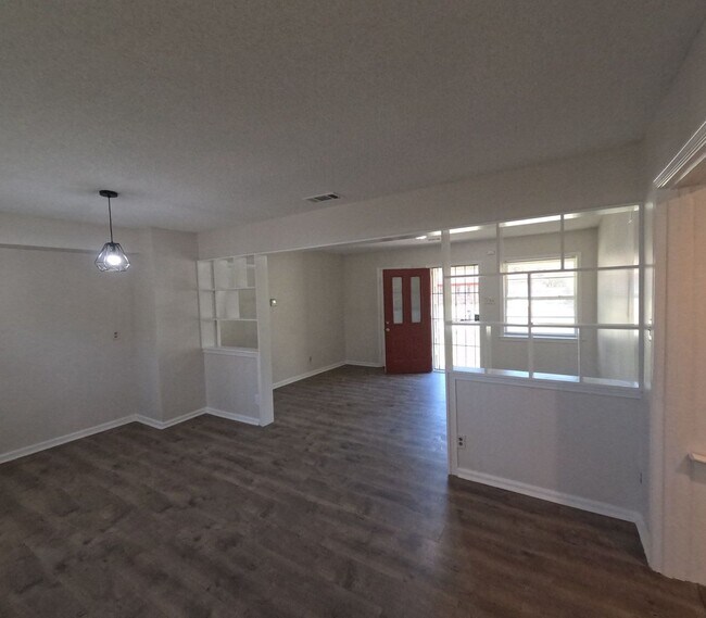Building Photo - Large 4 bed 2.5 Bath Home