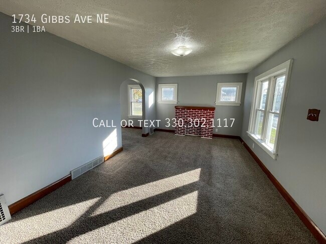 Foto del edificio - Three bedroom one bathroom home for rent