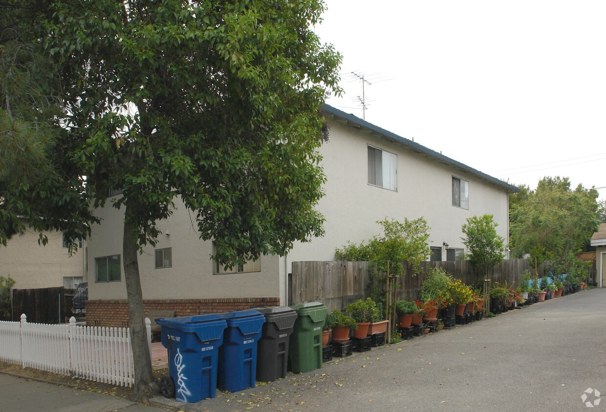 Building Photo - 1098 W Hamilton Ave