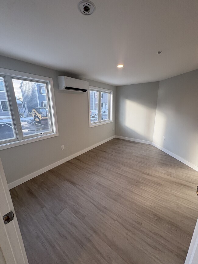 Building Photo - 32 Main St