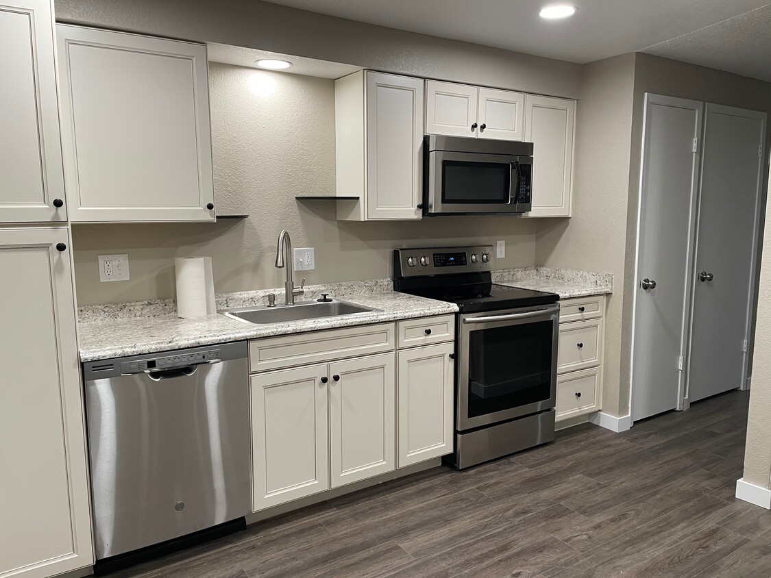 Beatiful New Kitchen Cabinets, Countertops and Appliances - 10424 W Ardyce Ct